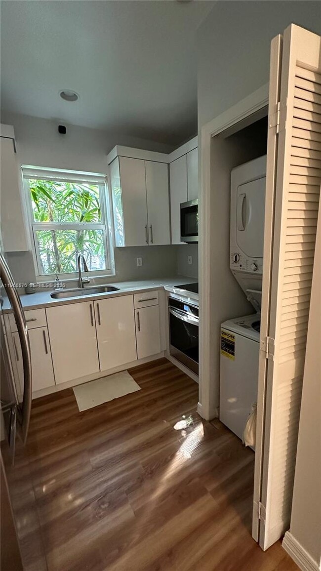 Photo - 3063 Center St