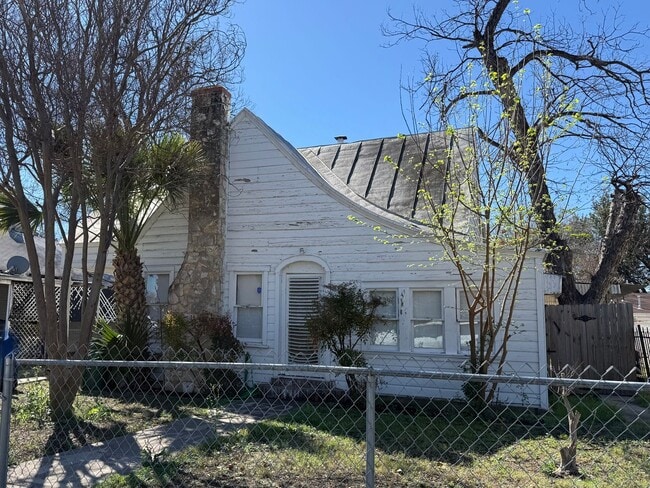 Building Photo - Renovated 3BR Home w/ Hardwood Floors | Water Included – San Antonio