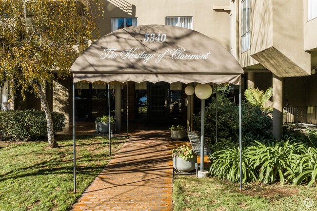 Entrada - Heritage of Claremont