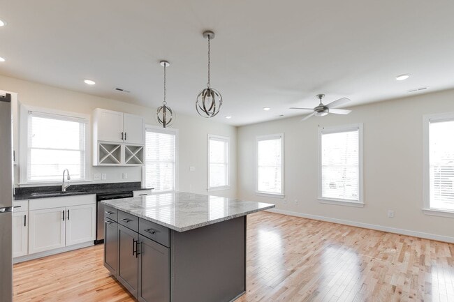 Building Photo - 1018 N 32nd St Unit #2