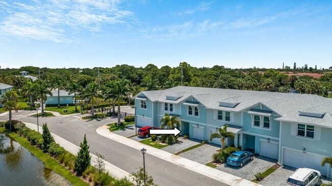 Photo - 325 SE Halifax Ln