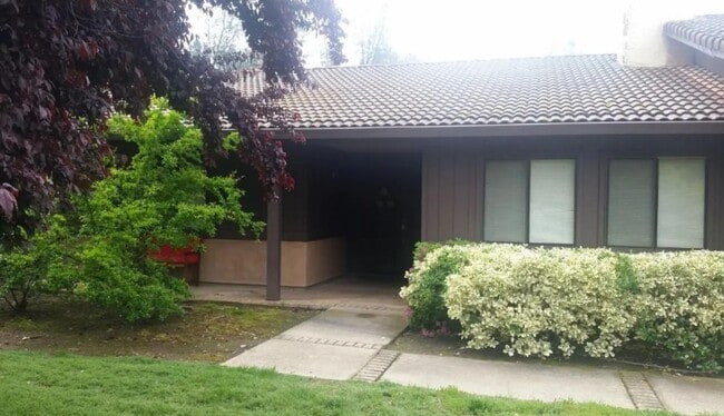 Building Photo - Arroyo Manor 3 Bedroom- with bonus room and 2 car garage!