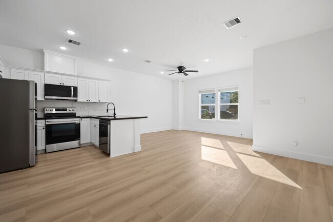 Photo - 8412 Sunnyhill St