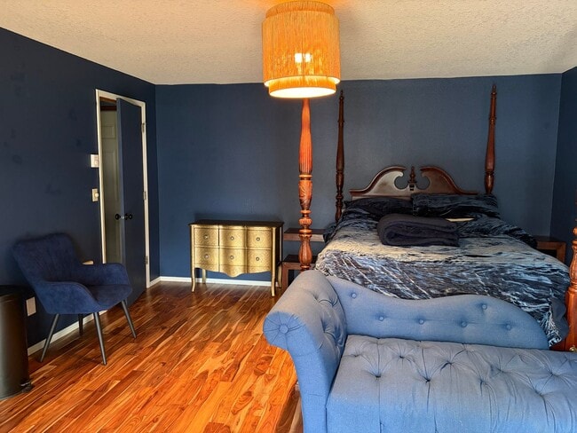 Building Photo - Shannon's House Unit Room A