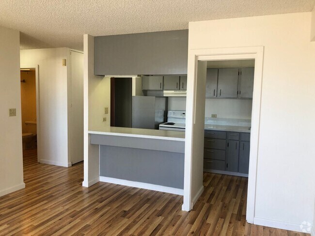 Building Photo - 2 bed, 1 bath, located on 4th floor. Inclu... Rental