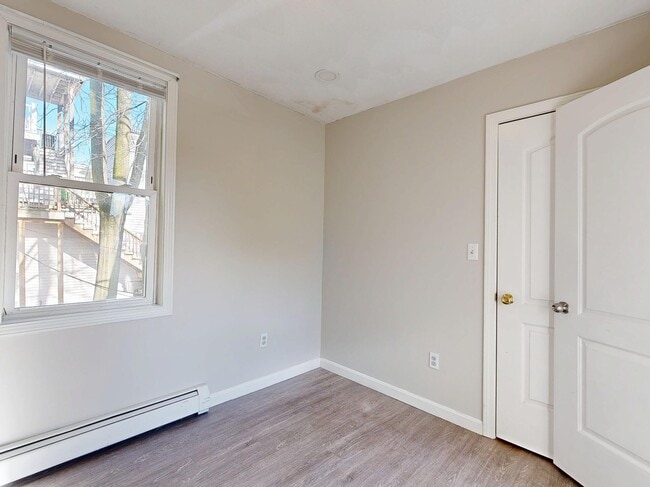 Photo - 329 Paris St