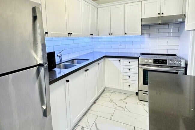Building Photo - Lakebreeze Residences