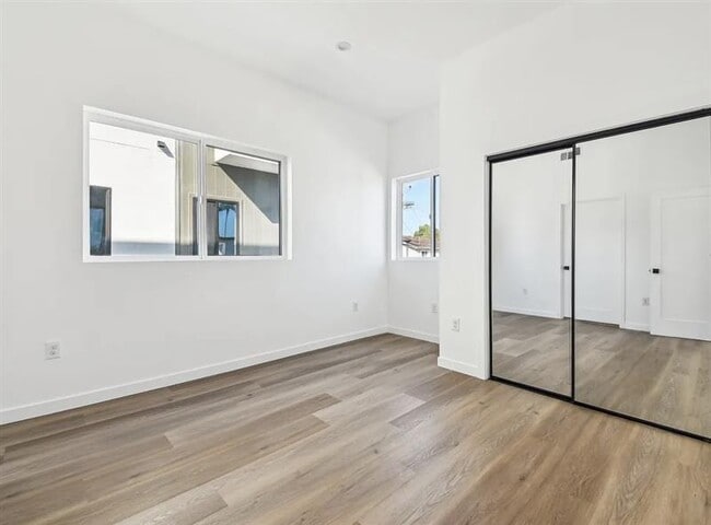 2919-2923 S Burnside Ave
