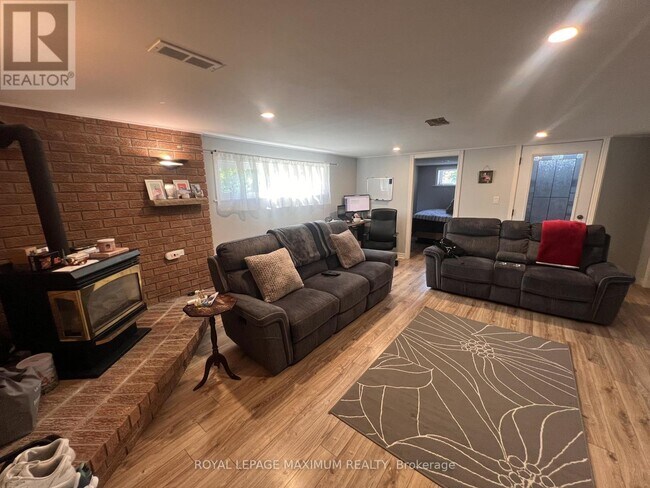 Photo - 16 Langholm Dr