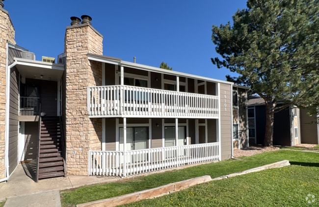 Building Photo - Spacious ground level 3 bedroom Condo in R... Unit 104