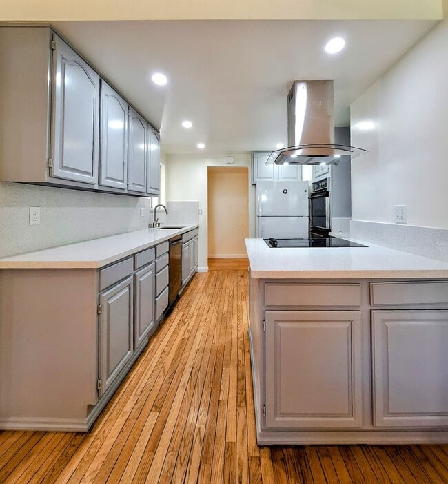 Photo - Beautifully Remodeled 3bd Single Story House With Bonus Room & Storage Space!