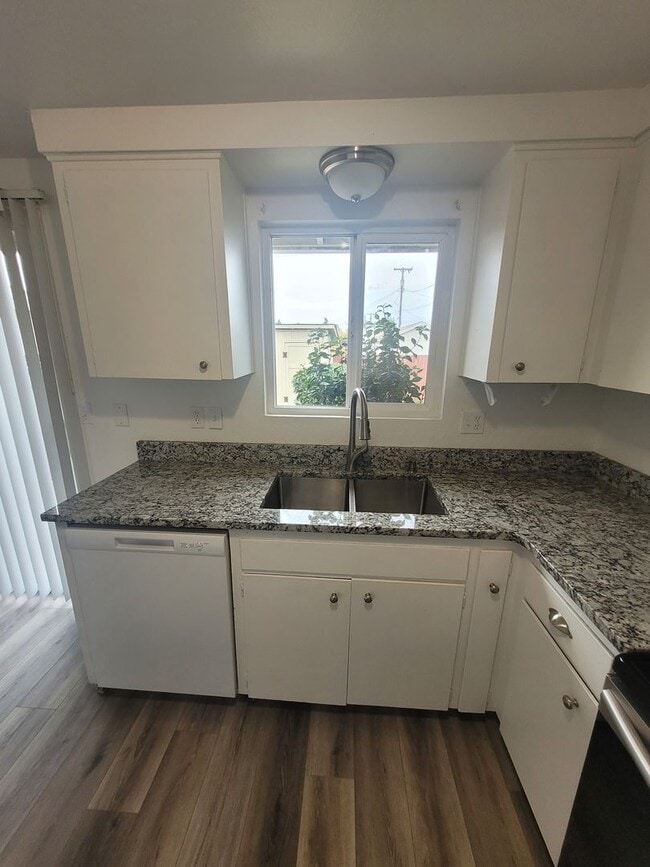 Photo - Updated 2BD/1BA Coming Duplex Available