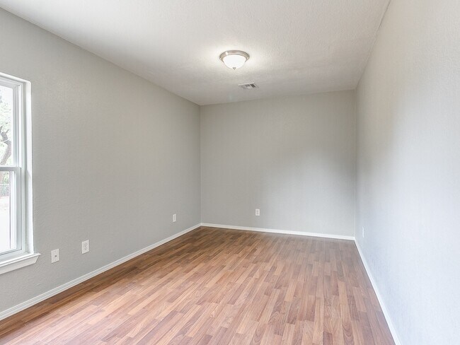1323 N Nail Pkwy