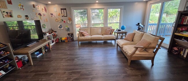 Photo - Mililani Town - Modern and spacious Four B...