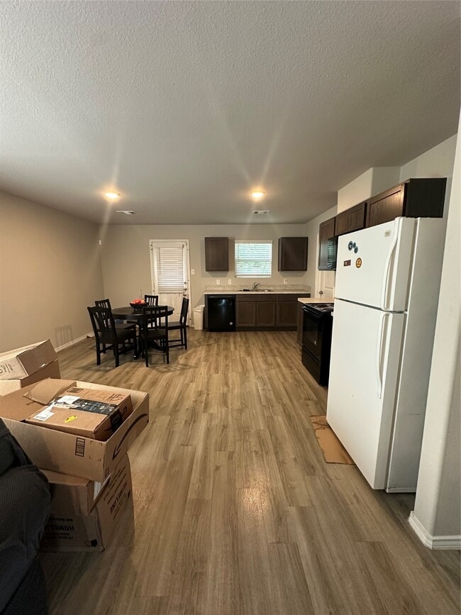 Photo - 411 Armstrong St