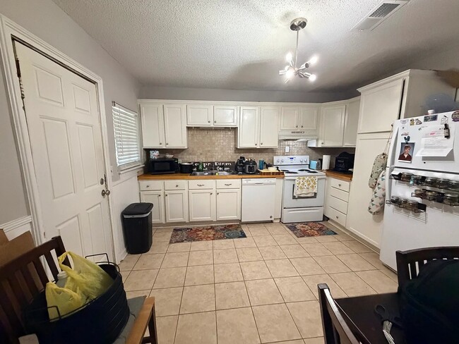 Photo - 2092 Heckle St