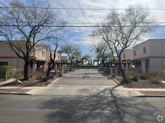 Building Photo - Two Bedroom in Oak Flower Neighborhood Rental