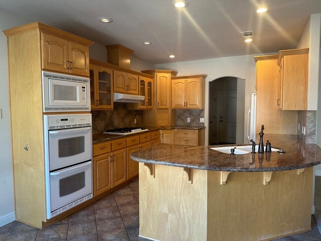 Photo - Located in the desirable Eagle Point Golf ...