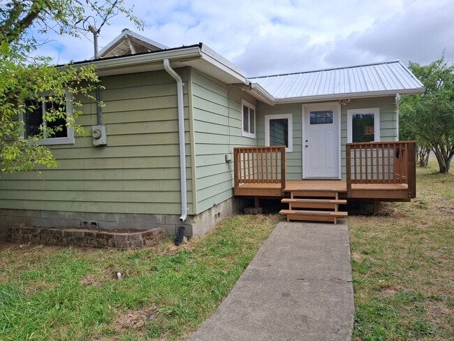Building Photo - Country Living! 3 Bed, 2 Bath