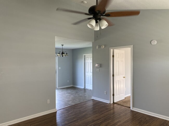 Photo - 105 Foxtrail Dr