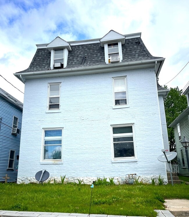 Updated 1 Bed / 1 Bath Second-Floor Apartm... - Updated 1 Bed / 1 Bath Second-Floor Apartm... House