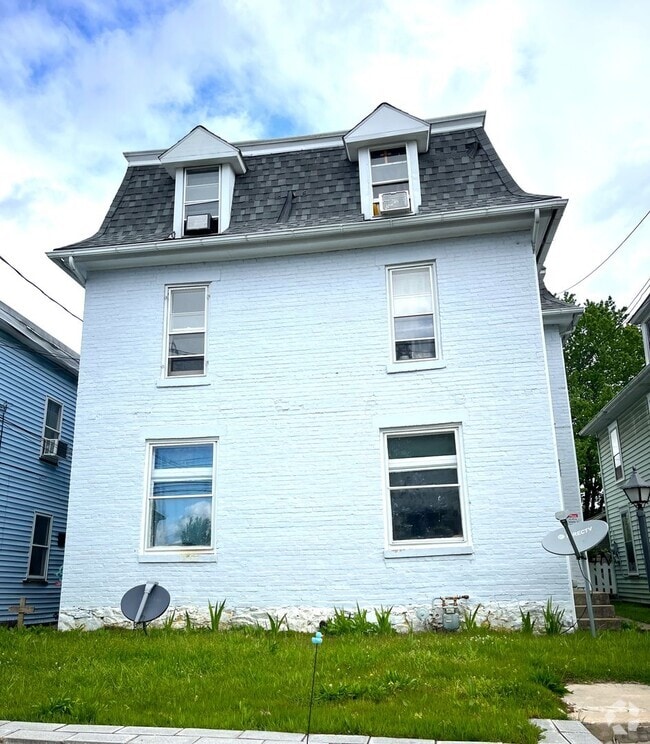 Building Photo - Updated 1 Bed / 1 Bath Second-Floor Apartm... Rental