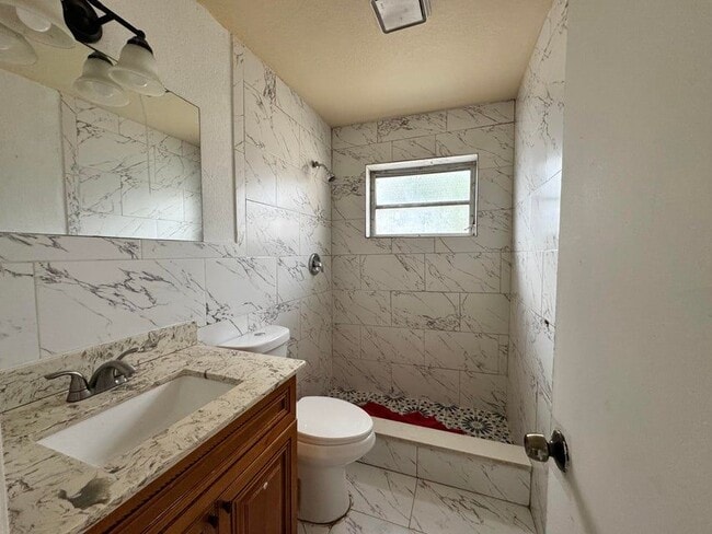 Photo - 867 Caroline Cir