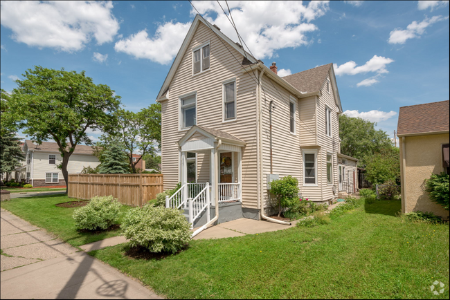 Building Photo - 1827 2nd St NE Rental