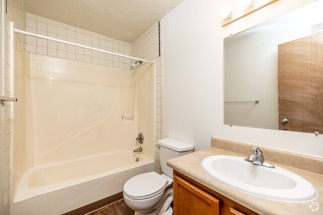 2BR, 1BA - 912 SF