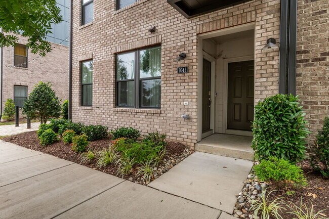 Building Photo - Expansive 3-Bedroom Condo featuring 2.5 Ba... Unit B