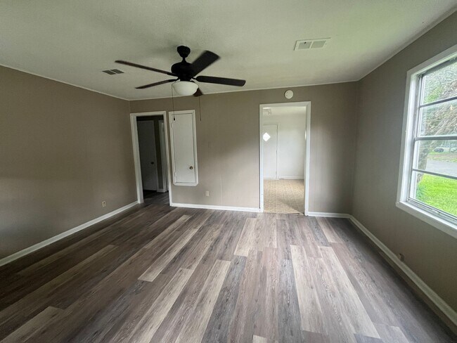 Photo - 2 Bedroom Plus bonus room 1 bath Home in Jacksonville