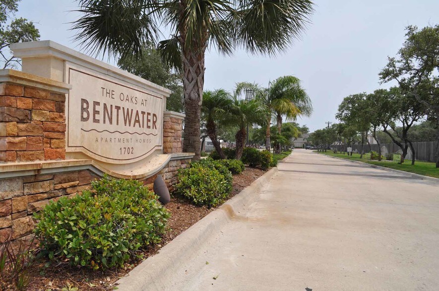 Oaks at Bentwater Apartments For Rent in Rockport, TX