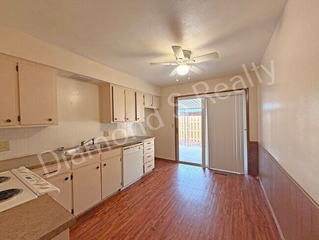 Photo - 2 Bedroom Duplex Available Now!  Great Location!