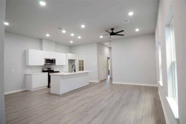 Photo - 2830 Mansfield St