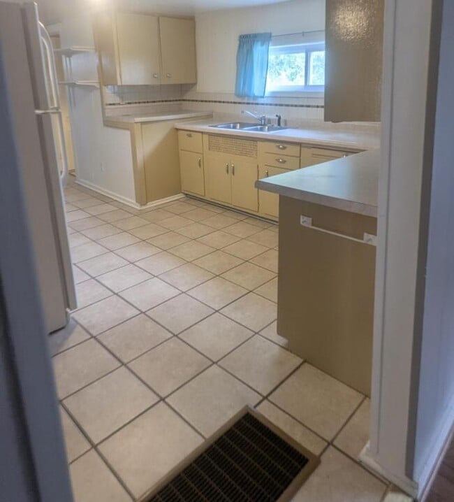 Building Photo - 1102 Elm St Rental