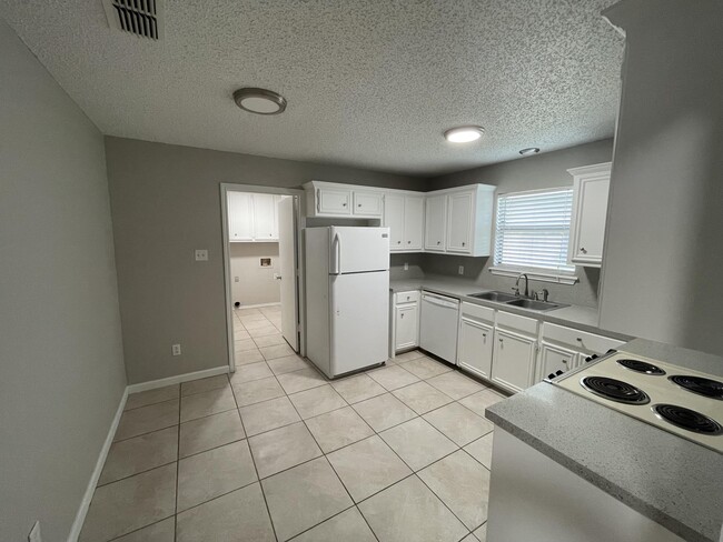 Photo - 4638 Erskine St