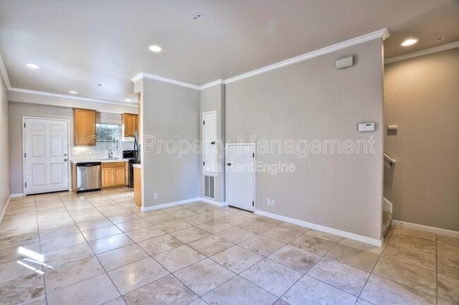 Photo - 815 Alice St