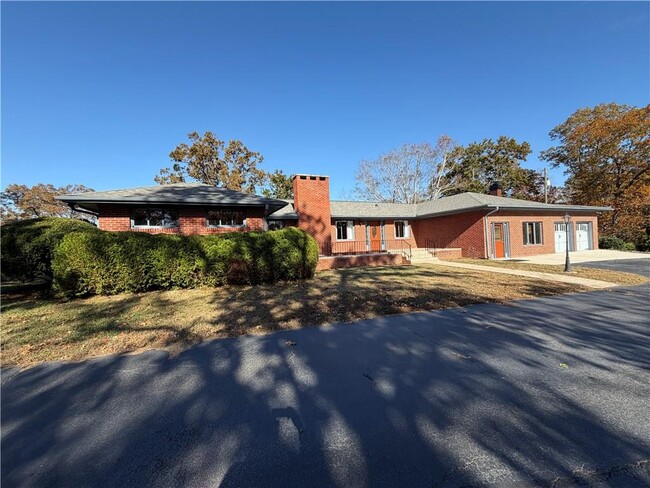 Building Photo - 1530 Lost Mountain Rd