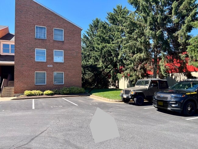 Building Photo - 500 Chapel Ct Unit 101