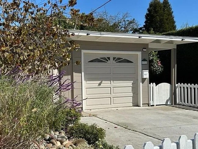 Photo - Cute Cottage in Belle Haven, Updated Interior, Remodeled Kitchen, Private Backyard!