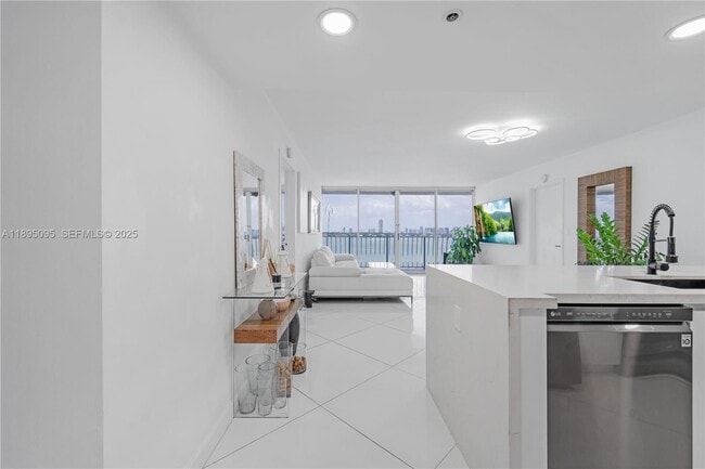 Building Photo - 7601 E Treasure Dr Unit 819