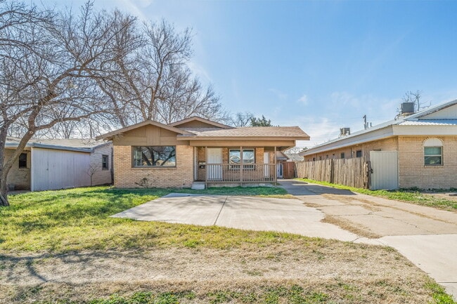 Building Photo - Large Efficiency w/ Loft, Minutes from TTU & Medical District