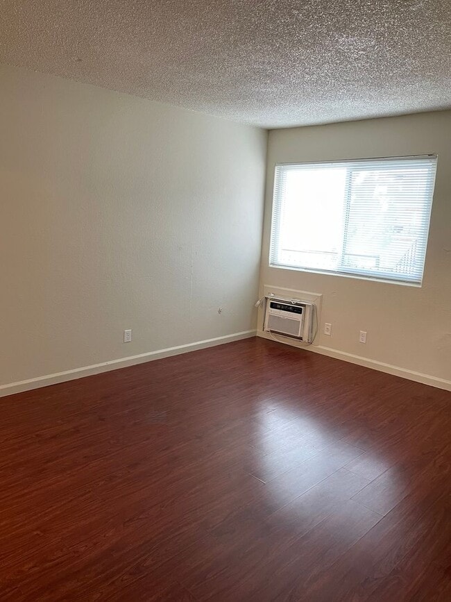 Photo - LOWER LEVEL 2 BED 1 BATH WITH FRESH PAINT AND NEW CARPET Unidad 1575-02