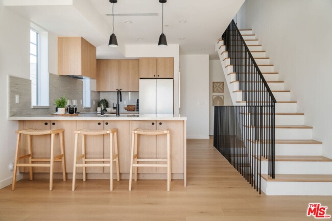 Building Photo - 6765 Lexington Ave