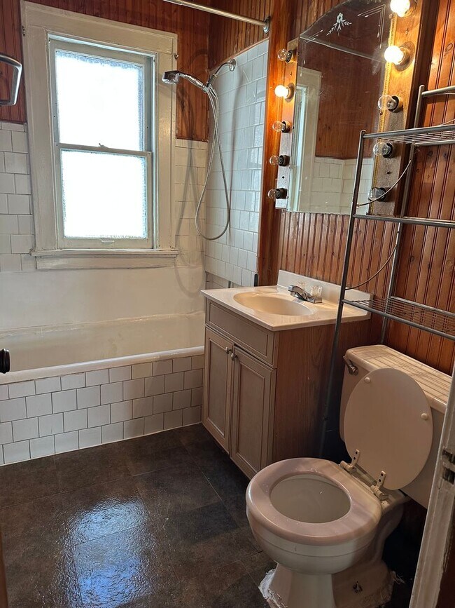 Photo - Charming 2-Bedroom Lower Duplex