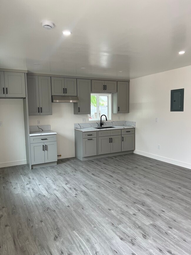 Building Photo - Newly Renovated 1-Bedroom, 1-Bathroom Apar... Rental