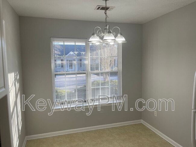 Photo - 1402 Anna Way