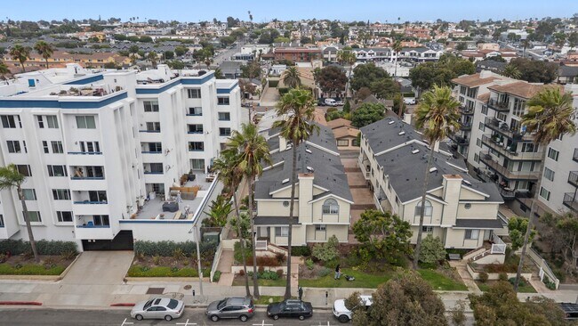 Photo - Beautiful 4-bedroom, 2.5-bath tri-level to... Unidad D Rental