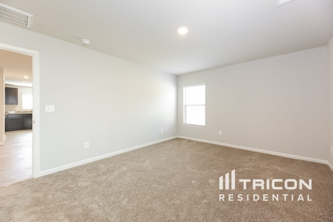 Photo - 927 Equine Dr