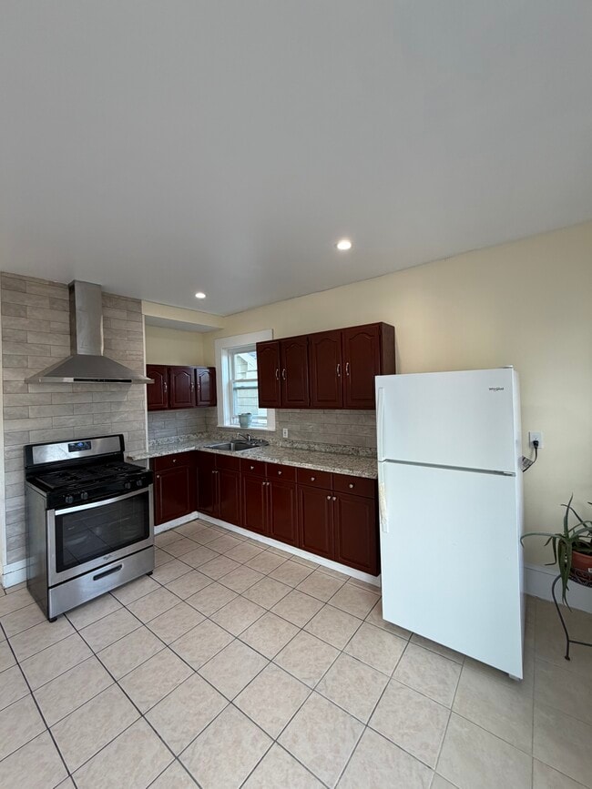 Building Photo - 18 Linden St Unit 2R